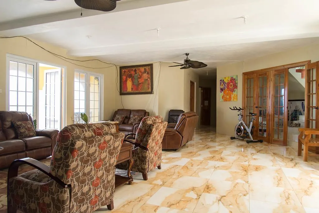 Waters Edge Guest House مونتيغو باي منزل للإقامة