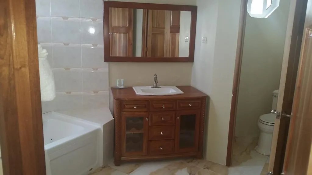 Waters Edge Guest House مونتيغو باي منزل للإقامة