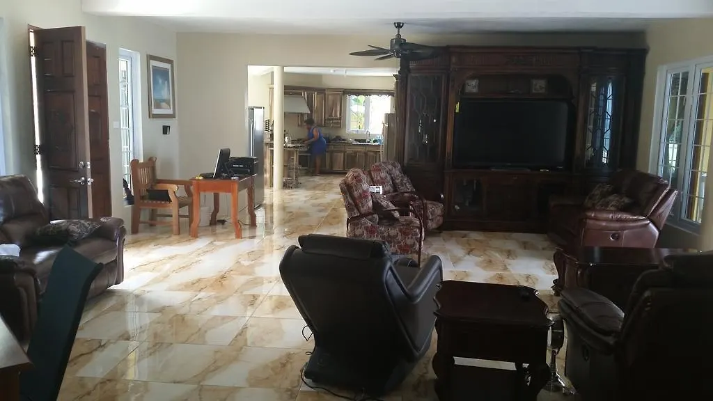 Waters Edge Guest House مونتيغو باي منزل للإقامة