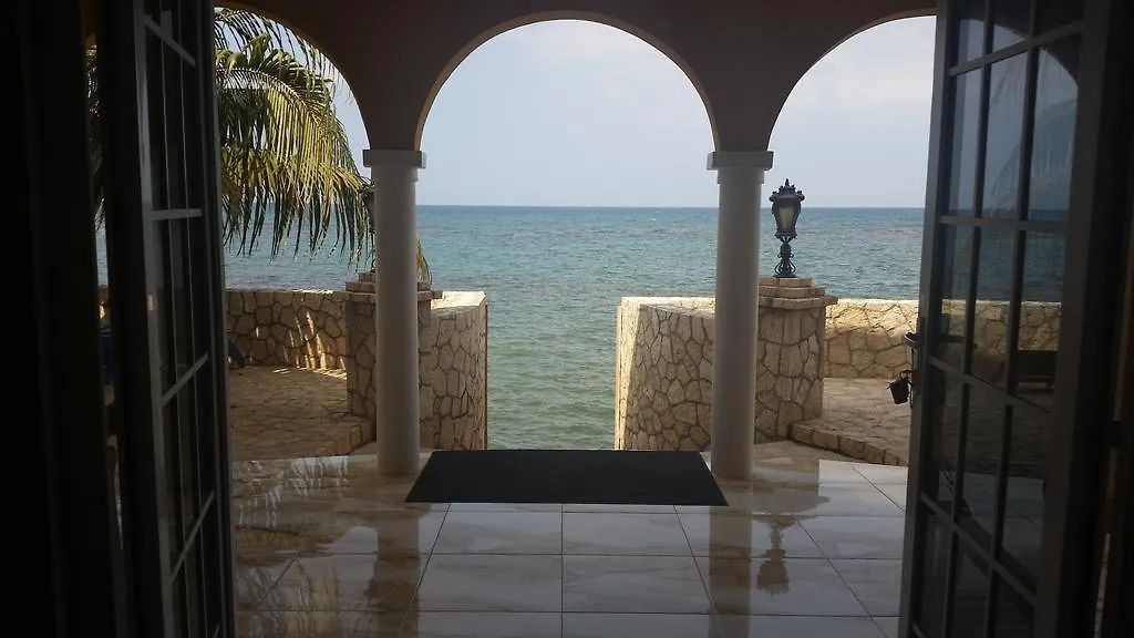 Waters Edge Guest House مونتيغو باي