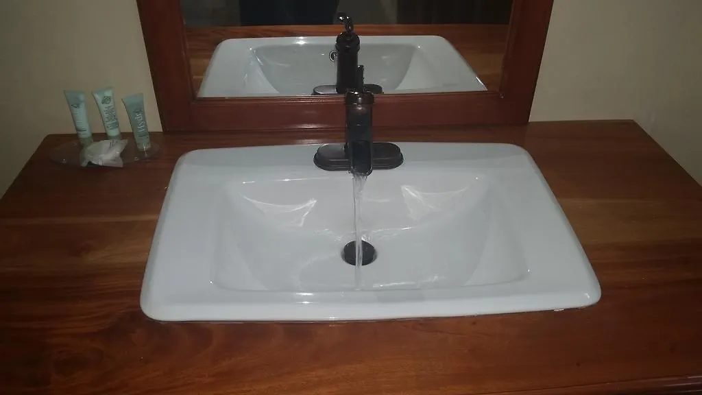 Waters Edge Guest House مونتيغو باي