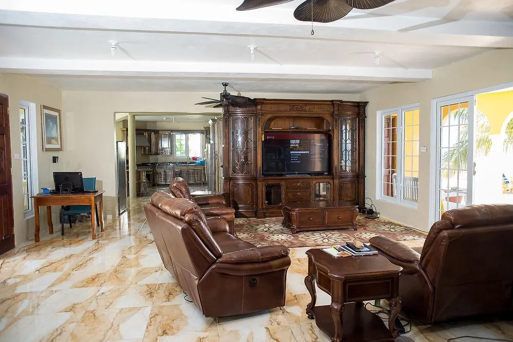 منزل للإقامة Waters Edge Guest House مونتيغو باي