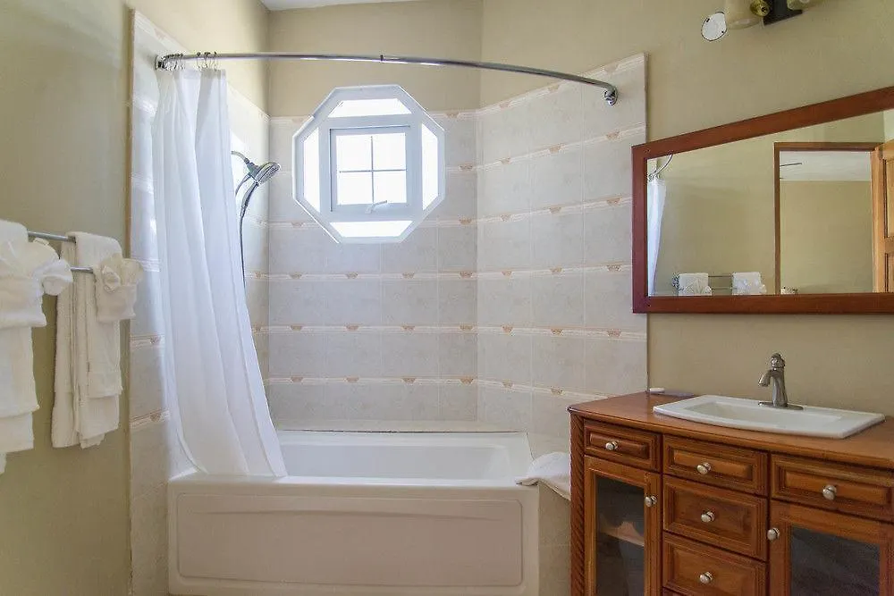 منزل للإقامة Waters Edge Guest House مونتيغو باي جامايكا
