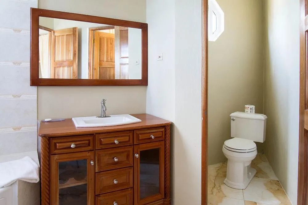 Waters Edge Guest House مونتيغو باي جامايكا