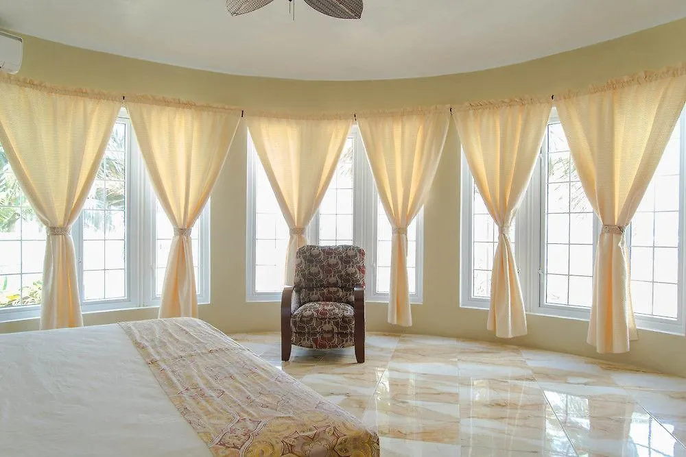 Waters Edge Guest House مونتيغو باي جامايكا