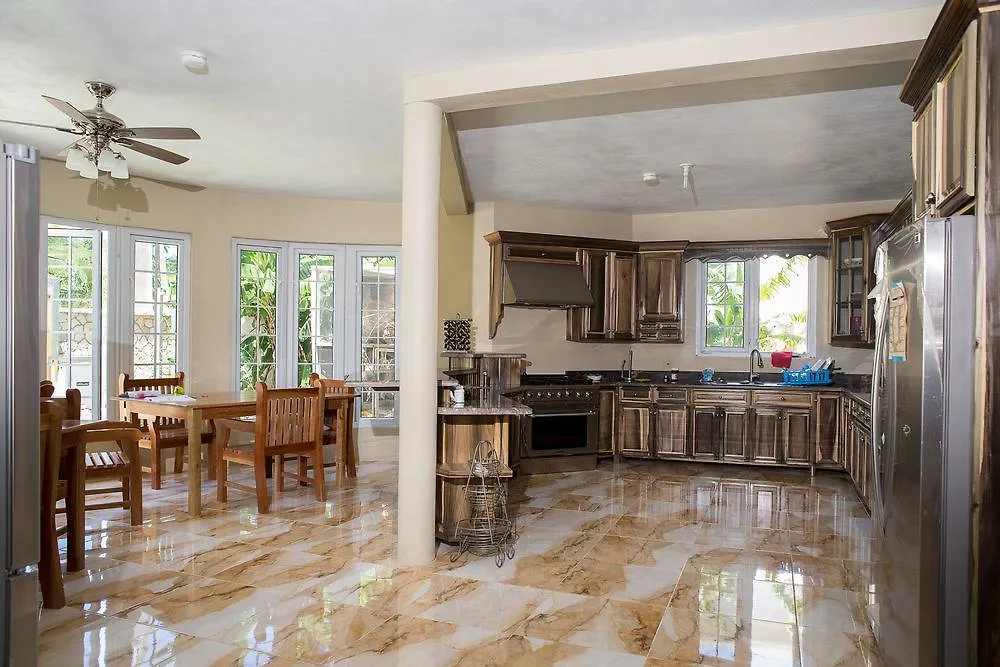 منزل للإقامة Waters Edge Guest House مونتيغو باي