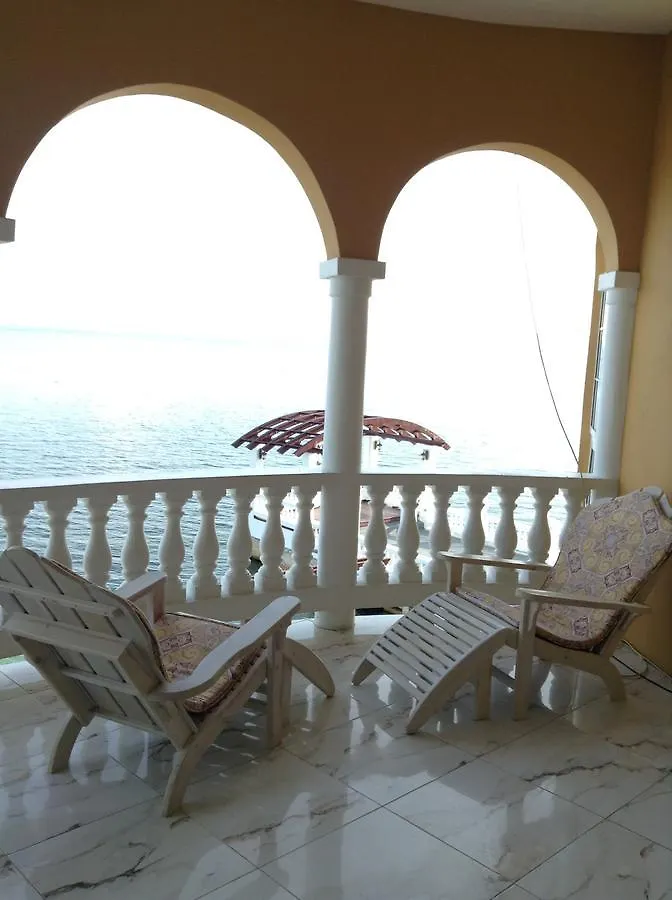 منزل للإقامة Waters Edge Guest House مونتيغو باي