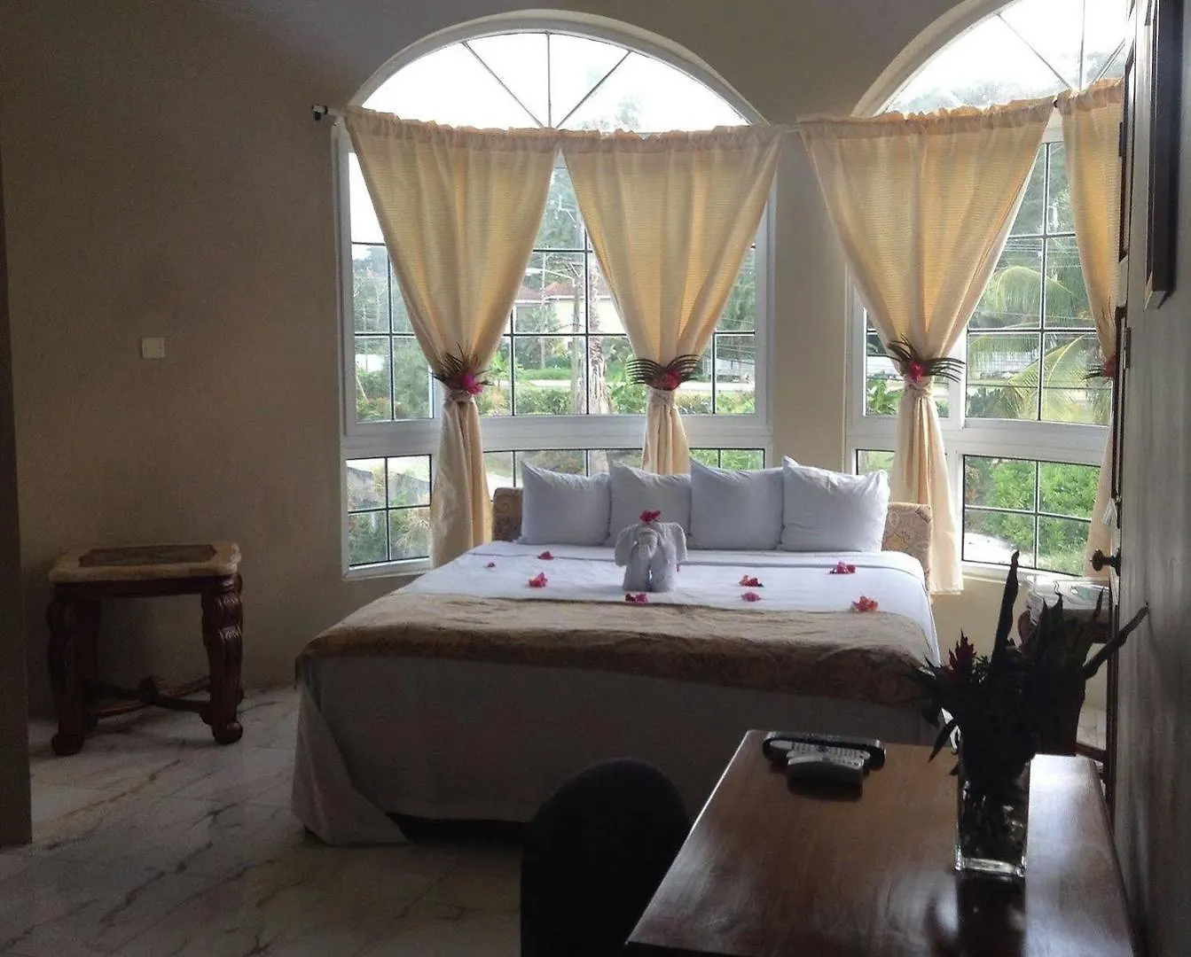 Waters Edge Guest House مونتيغو باي منزل للإقامة